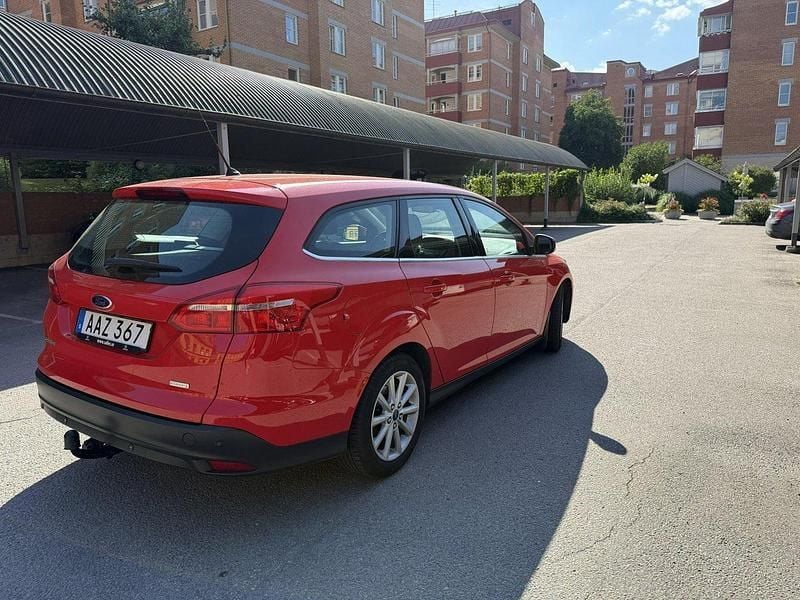 Röd Begagnad 2016 Ford Focus Titanium Kombi | 84 000 kr (Dyr) - Bild 1/4