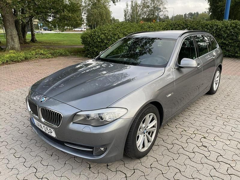 Grå Begagnad 2011 BMW 520 Kombi | 100 000 kr (Bra pris) - Bild 1/4