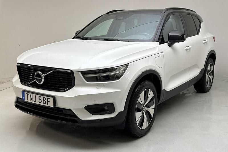 Vit Begagnad 2021 Volvo XC40 R-Design SUV | 289 000 kr (Marknadspris) - Bild 1/4