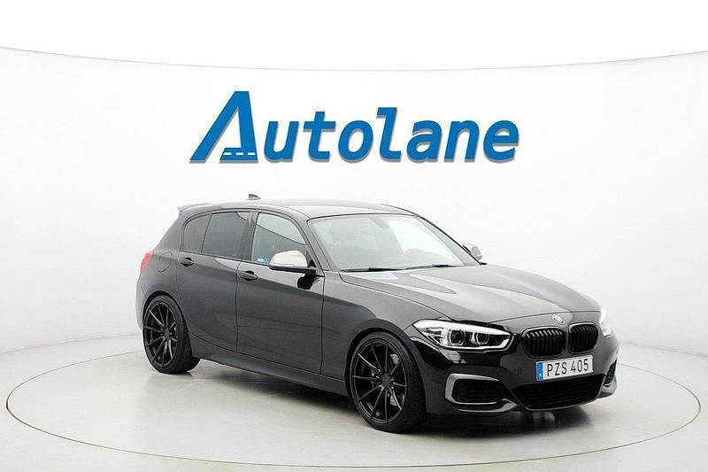 Svart Begagnad 2016 BMW M140 M Sport Halvkombi | 389 900 kr (Marknadspris) - Bild 1/4