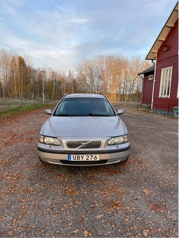 Silver Begagnad 2003 Volvo V70 Kombi | 27 000 kr (Marknadspris) - Bild 1/4