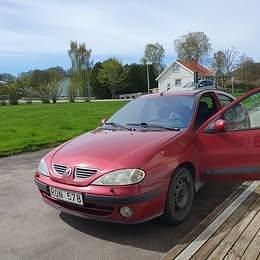 Röd Begagnad 2000 Renault Mégane Halvkombi | 4 000 kr - Bild 1/4