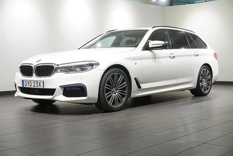 Vit (alpinvit) Begagnad 2019 BMW 520 M Sport Kombi | 359 900 kr (Lite dyr) - Bild 1/2