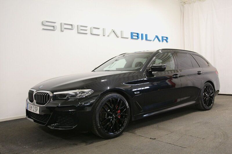 Svart Begagnad 2021 BMW 530e M Sport Kombi | 285 000 kr (Marknadspris) - Bild 1/4