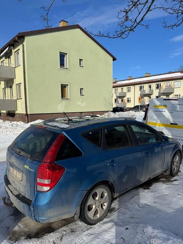 Begagnad Kia Ceed Sportswagon 115 HK (84 kW) 2010 Blå Kombi