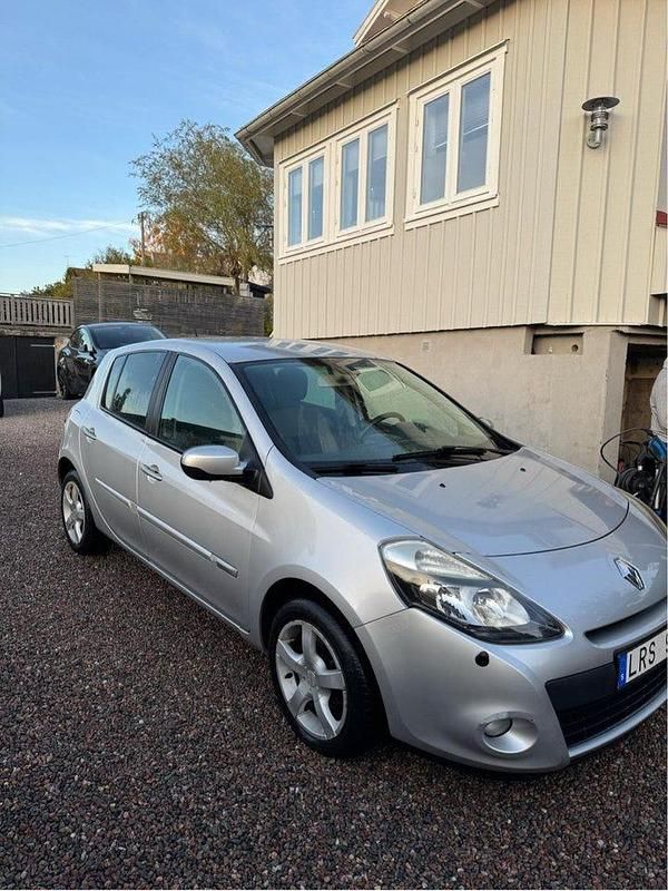Silver Begagnad 2011 Renault Clio R.S. Halvkombi | 33 000 kr (Marknadspris) - Bild 1/4