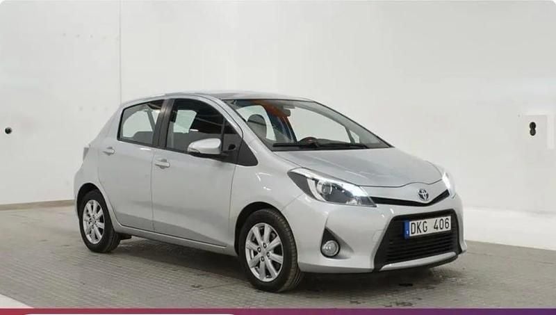 Begagnad 2013 Toyota Yaris Hybrid Halvkombi | 99 990 kr (Marknadspris) - Bild 1/4
