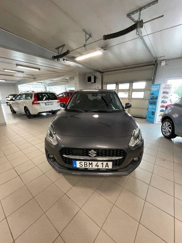 Grå (premium silver (m)) Begagnad 2023 Suzuki Swift Halvkombi | 244 860 kr (Dyr) - Bild 1/4