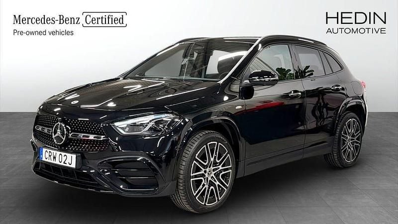 Svart Begagnad 2025 Mercedes GLA250 Advanced Plus SUV | 529 900 kr (Marknadspris) - Bild 1/4