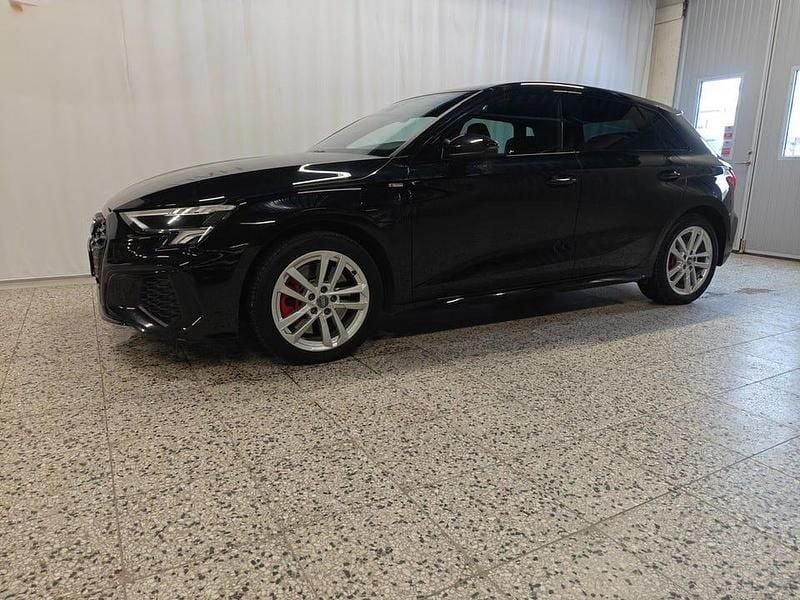 Begagnad Audi A3 S-Line 245 HK (180 kW) 2024 Svart