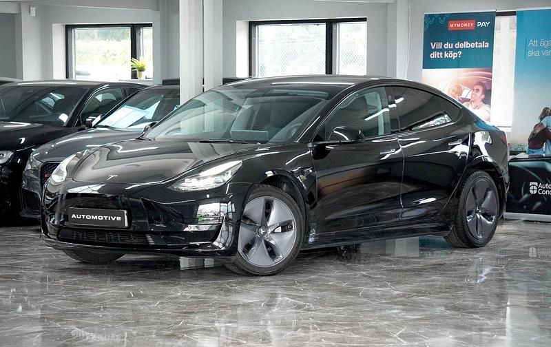 Svart Begagnad 2021 Tesla Model 3 Standard Range Plus Sedan | 259 990 kr (Marknadspris) - Bild 1/4