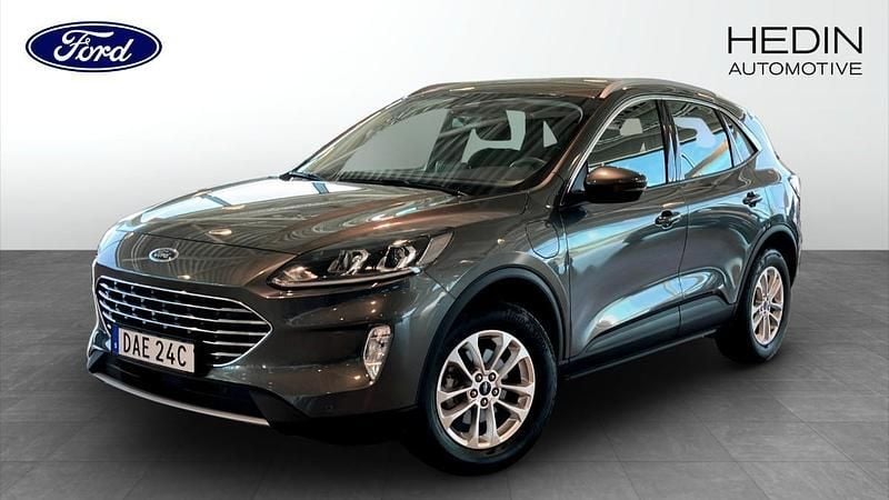 Grå (silver) Begagnad 2021 Ford Kuga Titanium SUV | 244 900 kr (Marknadspris) - Bild 1/4