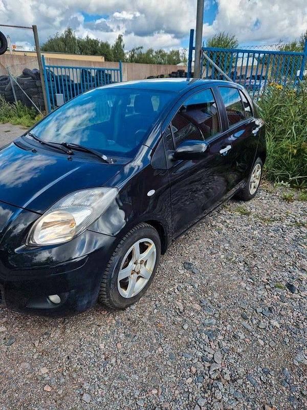 Svart Begagnad 2010 Toyota Yaris Halvkombi | 42 000 kr (Marknadspris) - Bild 1/4
