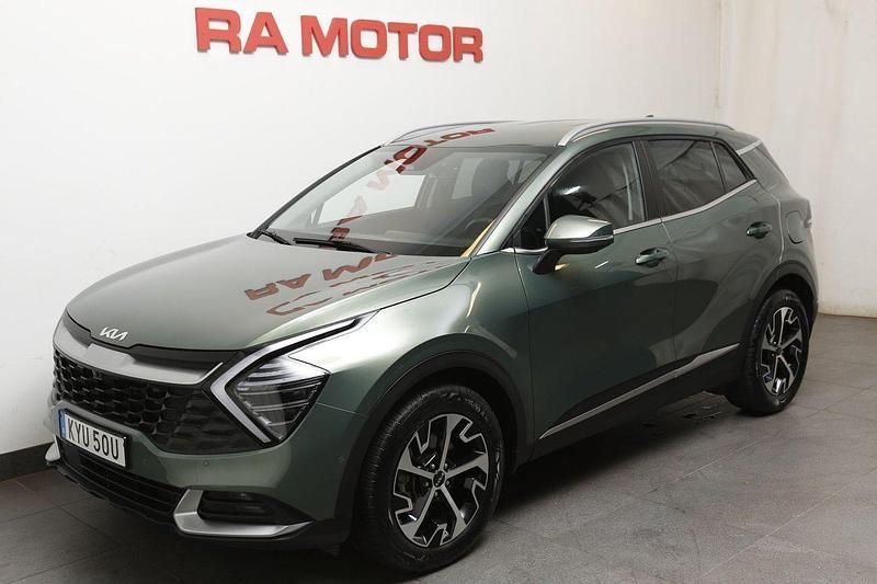Grön (grön metallic ) Begagnad 2022 Kia Sportage 2 SUV | 319 800 kr (Superpris) - Bild 1/3