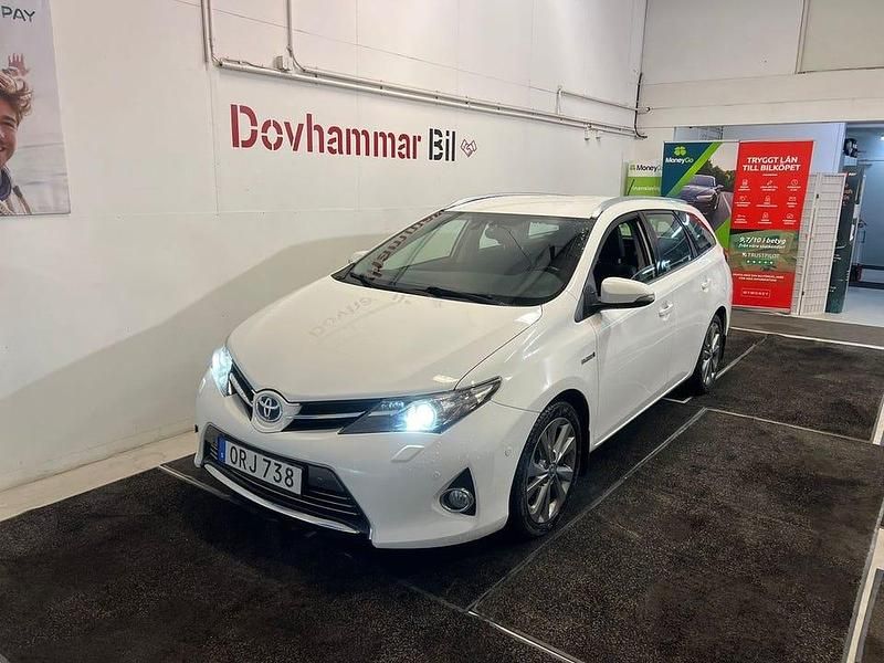 Begagnad Toyota Auris Hybrid Executive 136 HK (100 kW) 2014 Vit