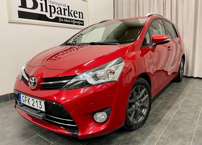 Mörkröd Begagnad 2015 Toyota Verso Executive Minibuss | 89 900 kr (Marknadspris) - Bild 1/4