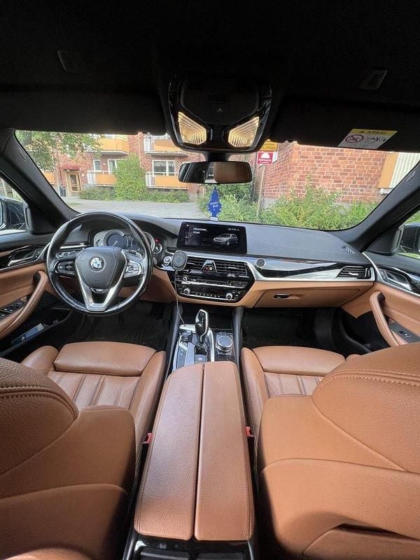 Svart Begagnad 2018 BMW 520 Sport Line Kombi | 250 000 kr (Superpris) - Bild 1/4