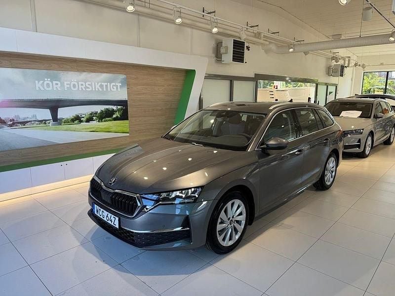 Grå (graphite grey metallic) Ny 2025 Skoda Octavia Selection Kombi | 370 900 kr (Marknadspris) - Bild 1/4