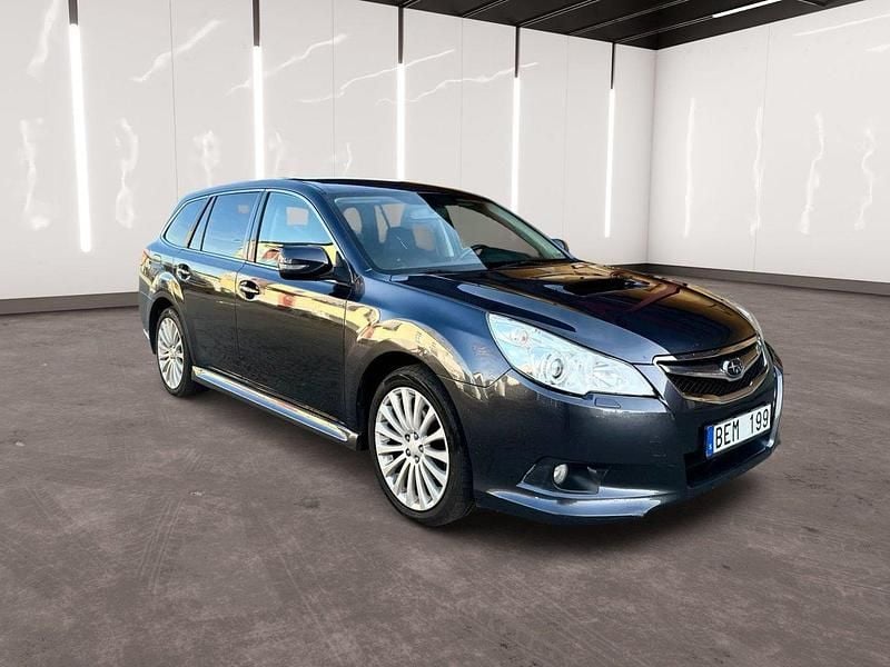 Mörkgrå (grå) Begagnad 2010 Subaru Legacy Kombi | 49 900 kr (Marknadspris) - Bild 1/4