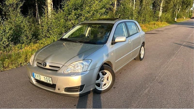 Silver Begagnad 2006 Toyota Corolla Halvkombi | 72 000 kr (Lite dyr) - Bild 1/4