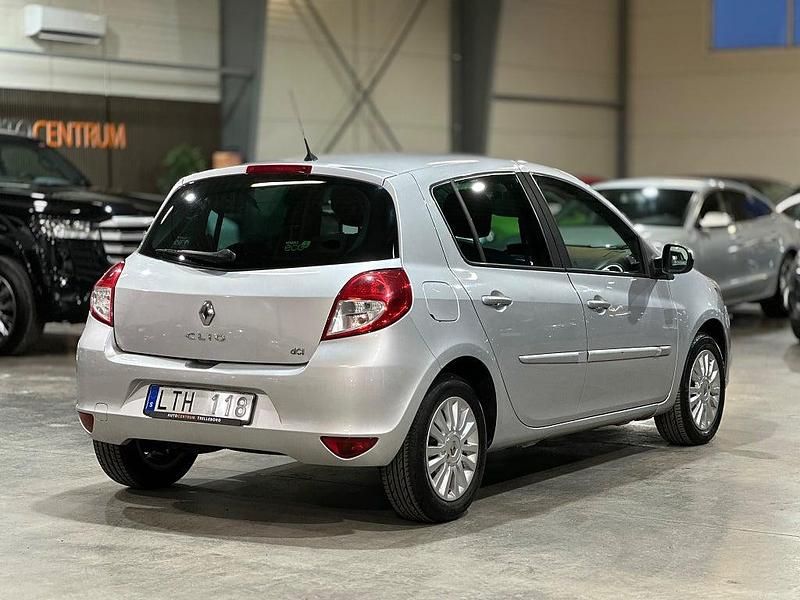 Begagnad Renault Clio II 88 HK (64 kW) 2011 Silver Halvkombi