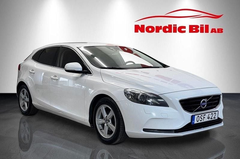 Vit Begagnad 2015 Volvo V40 Momentum Kombi | 89 900 kr (Marknadspris) - Bild 1/4