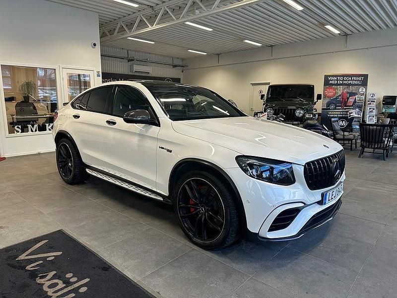 Vit Begagnad 2018 Mercedes GLC63 AMG AMG Sportkupé | 584 900 kr (Lite dyr) - Bild 1/4