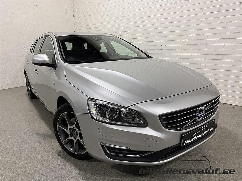 Silver Begagnad 2015 Volvo V60 Ocean Race Kombi | 159 900 kr (Lite dyr) - Bild 1/4