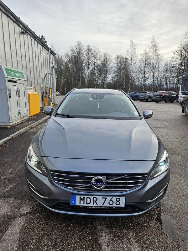 Grå Begagnad 2018 Volvo V60 Kombi | 169 500 kr (Bra pris) - Bild 1/4