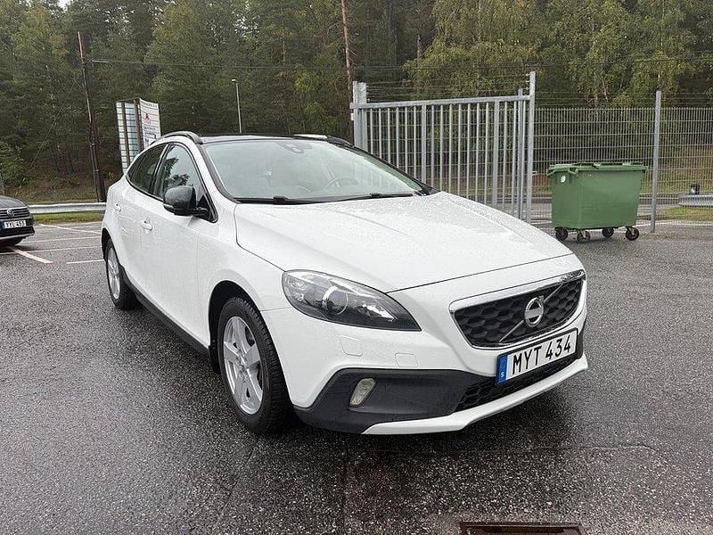 Vit Begagnad 2013 Volvo V40 CC Summum Kombi | 149 900 kr (Marknadspris) - Bild 1/4