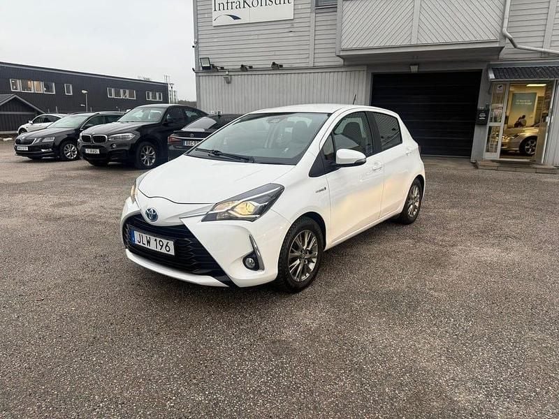 Begagnad Toyota Yaris Hybrid Active 101 HK (74 kW) 2018 Vit Halvkombi
