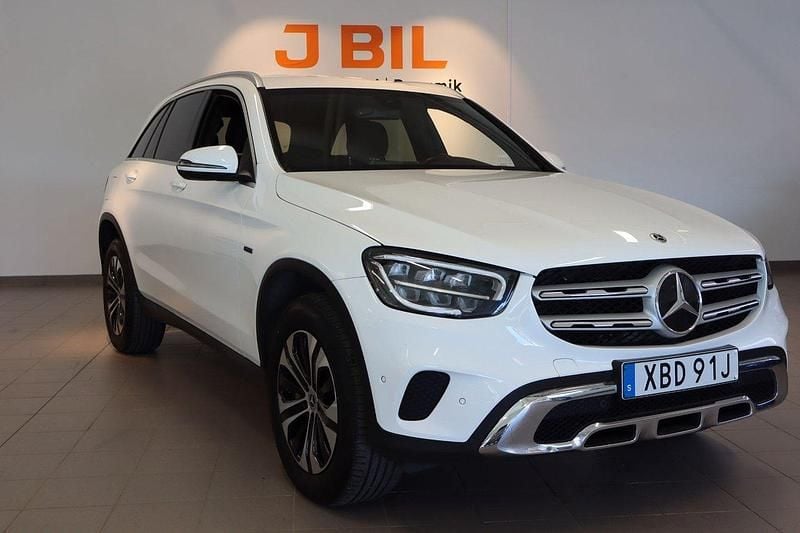 Vit Begagnad 2021 Mercedes GLC300e SUV | 374 900 kr (Superpris) - Bild 1/4