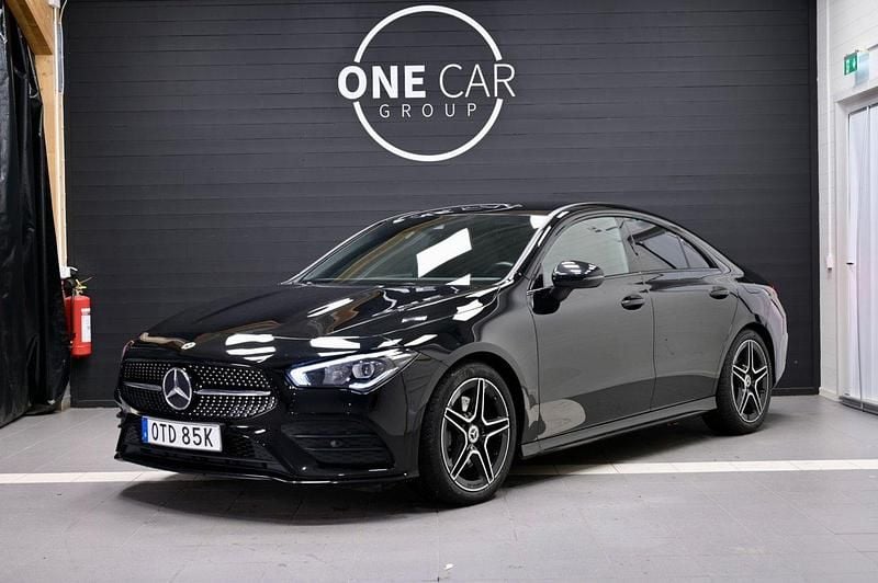 Svart Begagnad 2022 Mercedes CLA200 AMG Sportkupé | 379 900 kr (Lite dyr) - Bild 1/4