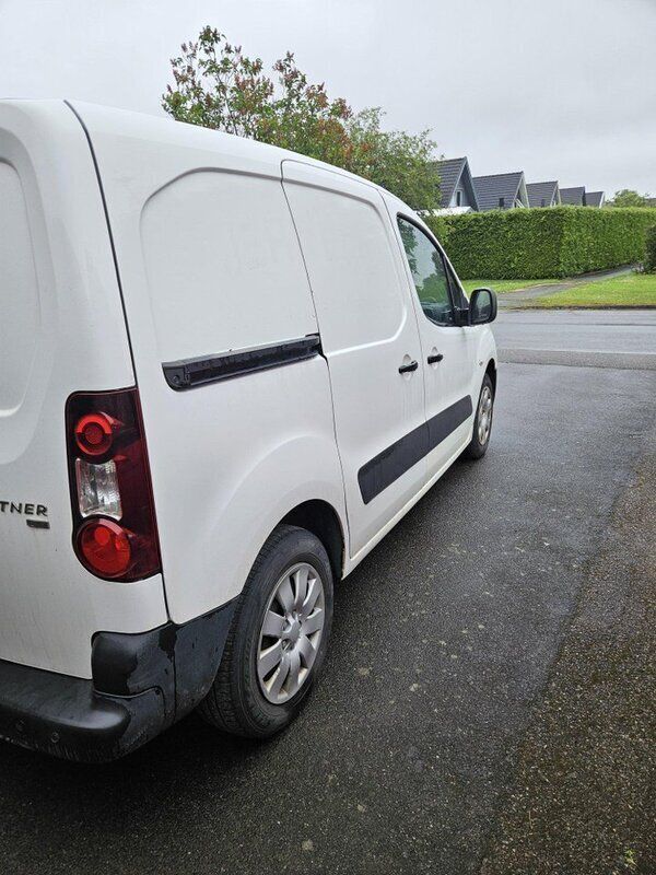 Vit Begagnad 2013 Peugeot Partner Minibuss | 59 000 kr (Lite dyr) - Bild 1/4
