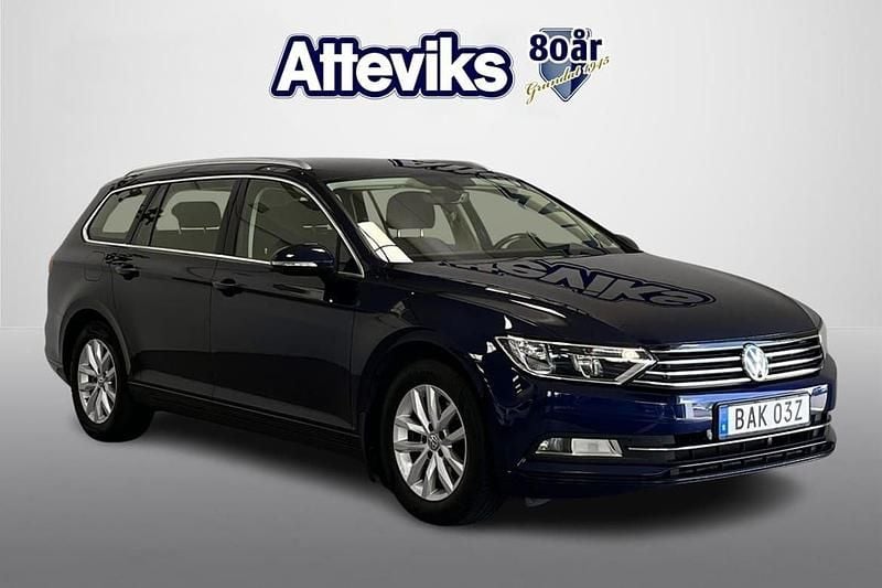 Mörkblå Begagnad 2019 VW Passat Kombi | 194 900 kr (Marknadspris) - Bild 1/4
