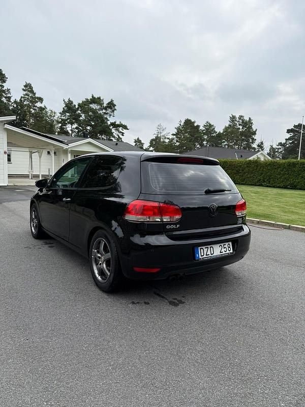 Begagnad 2010 VW Golf VI Halvkombi | 36 000 kr (Marknadspris) - Bild 1/4