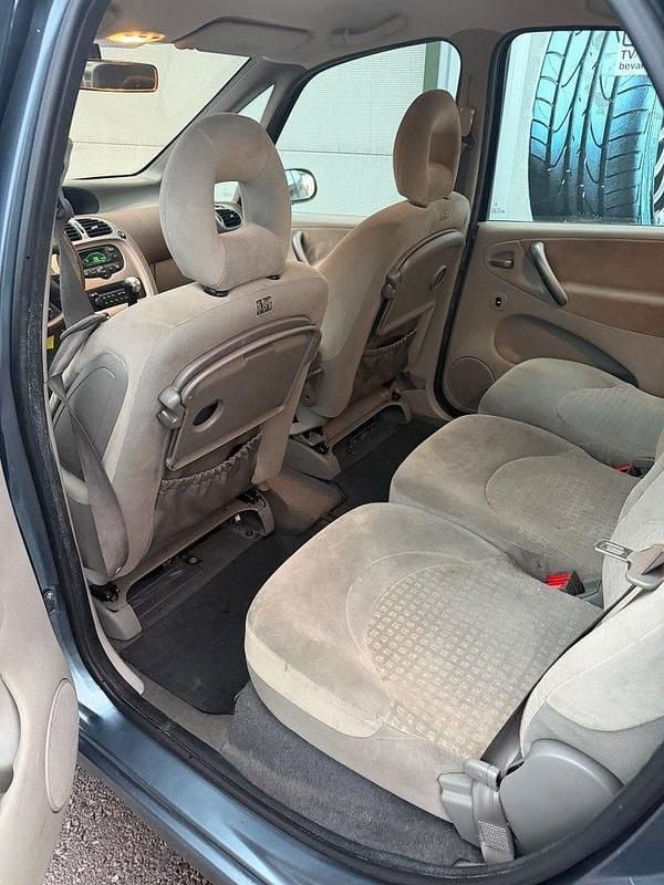 Begagnad Citroën Xsara Picasso 136 HK (100 kW) 2005 Grå Minibuss