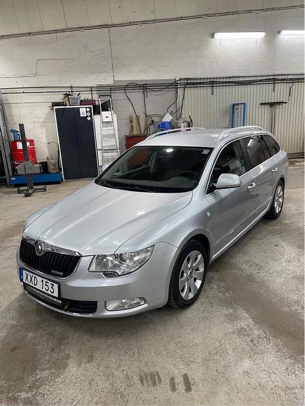 Silver Begagnad 2012 Skoda Superb Ambition Kombi | 49 000 kr (Marknadspris) - Bild 1/4