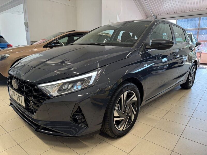 Grå (gråmetallick) Begagnad 2021 Hyundai i20 Advanced Halvkombi | 179 900 kr (Bra pris) - Bild 1/4