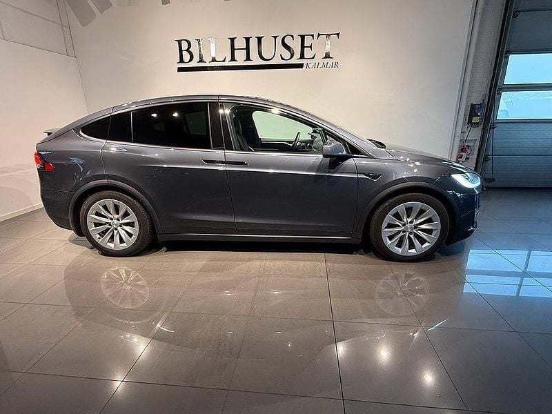 Mörkgrå Begagnad 2017 Tesla Model X Long Range SUV | 319 900 kr (Superpris) - Bild 1/3