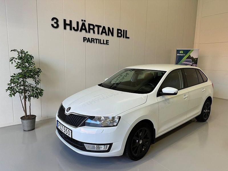 Vit Begagnad 2016 Skoda Rapid Halvkombi | 94 900 kr (Marknadspris) - Bild 1/4