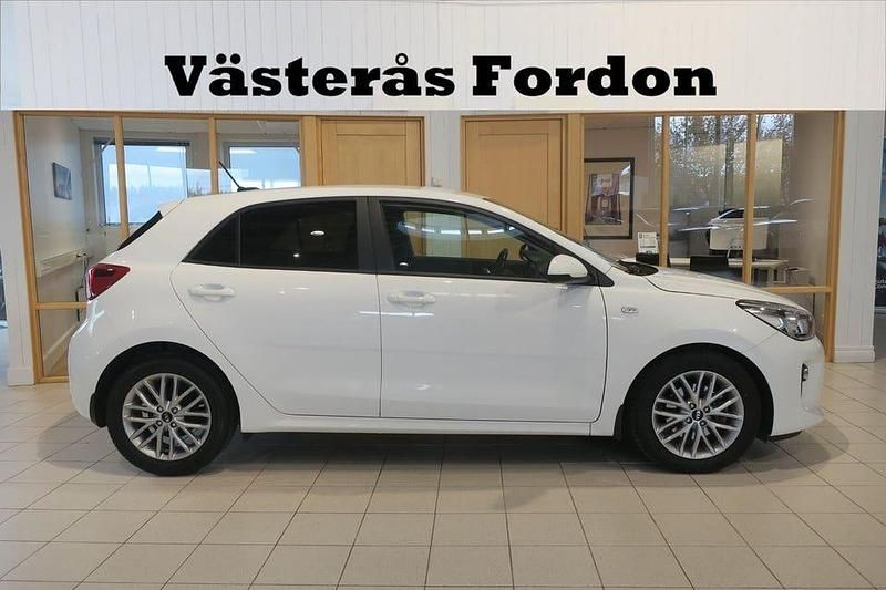 Vit Begagnad 2019 Kia Rio Halvkombi | 185 900 kr (Marknadspris) - Bild 1/4