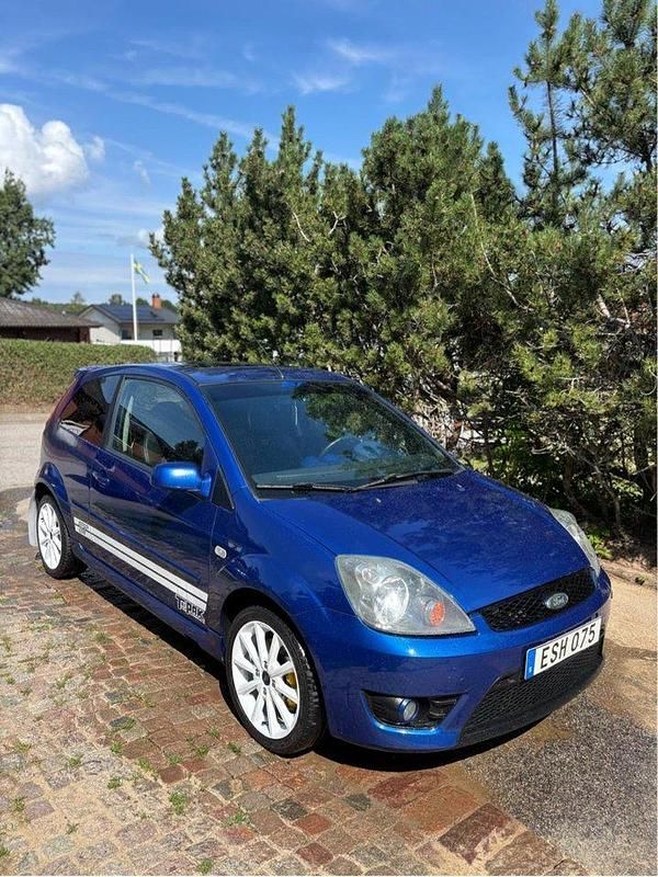 Blå Begagnad 2008 Ford Fiesta ST Halvkombi | 45 000 kr (Dyr) - Bild 1/4
