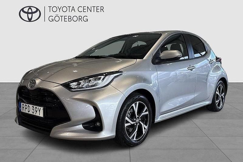 Silver Begagnad 2024 Toyota Yaris Hybrid Active Halvkombi | 249 900 kr (Marknadspris) - Bild 1/3