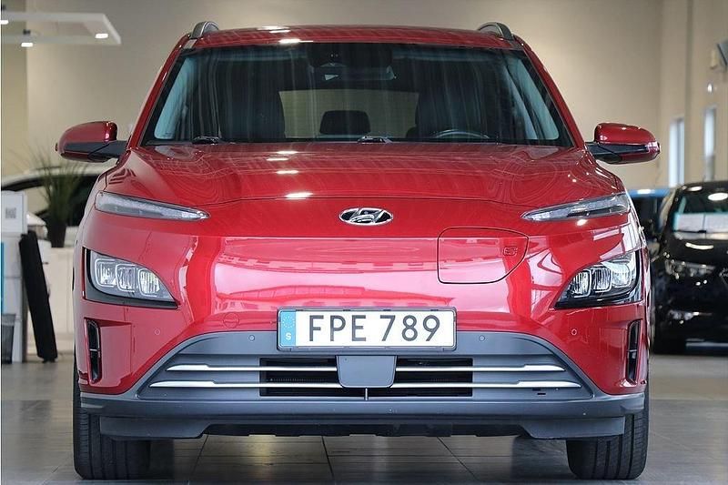 Röd Begagnad 2021 Hyundai Kona Essential SUV | 237 800 kr (Marknadspris) - Bild 1/4