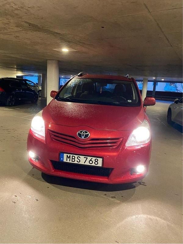 Röd Begagnad 2011 Toyota Verso Minibuss | 60 000 kr - Bild 1/4