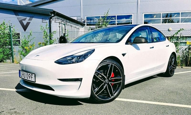 Vit Begagnad 2022 Tesla Model 3 Performance Sedan | 339 000 kr (Marknadspris) - Bild 1/4