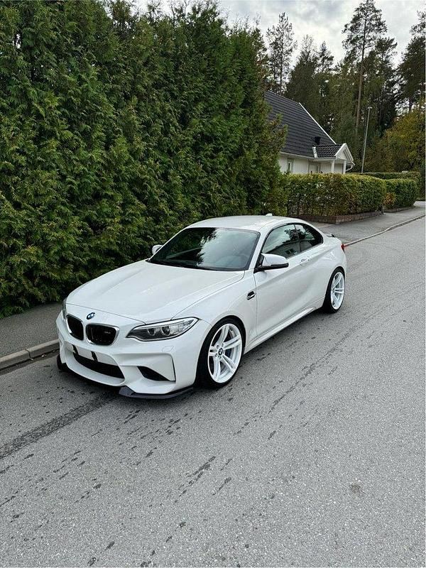 Vit Begagnad 2017 BMW M2 Sportkupé | 429 000 kr (Marknadspris) - Bild 1/4