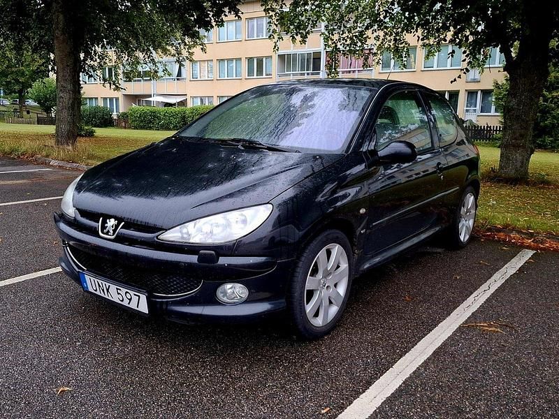 Svart Begagnad 2004 Peugeot 206 GTi Halvkombi | 9 500 kr (Lite dyr) - Bild 1/4