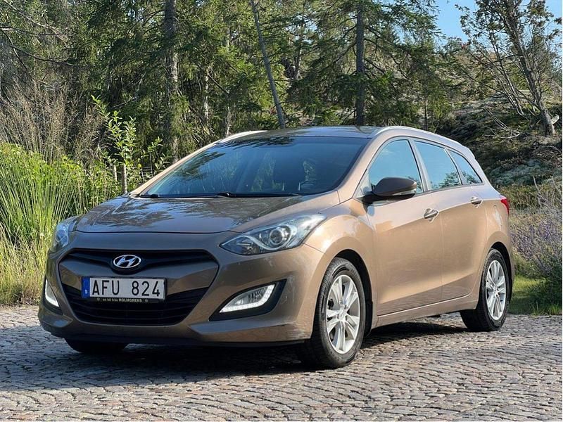 Brun Begagnad 2014 Hyundai i30 Kombi | 52 800 kr (Marknadspris) - Bild 1/4